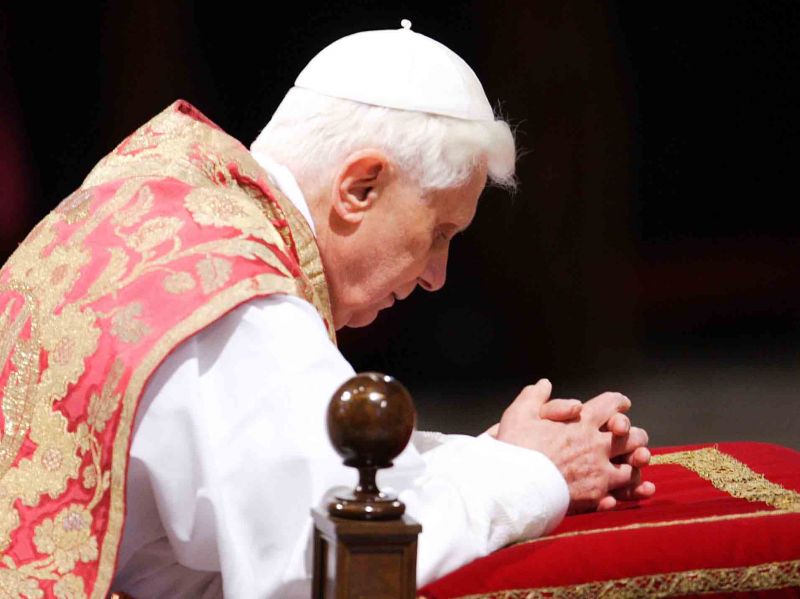 Benedetto-XVI-in-preghiera