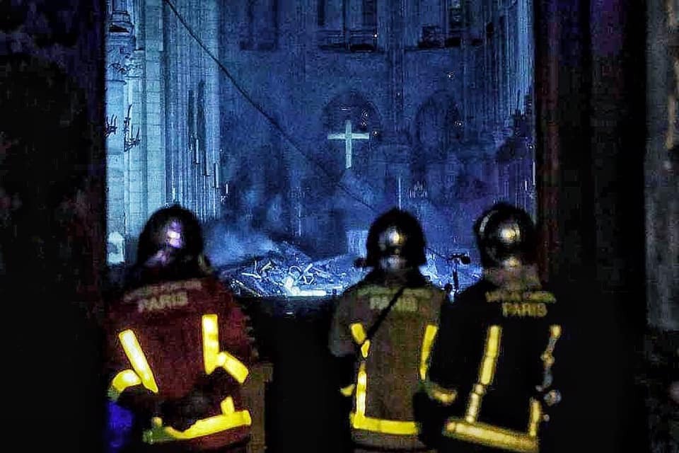 NOTRE DAME, BENEDETTO XVI E LA CHIESA CHE IN QUESTI ANNI STA RIVIVENDO LA PASSIONE DI CRISTO