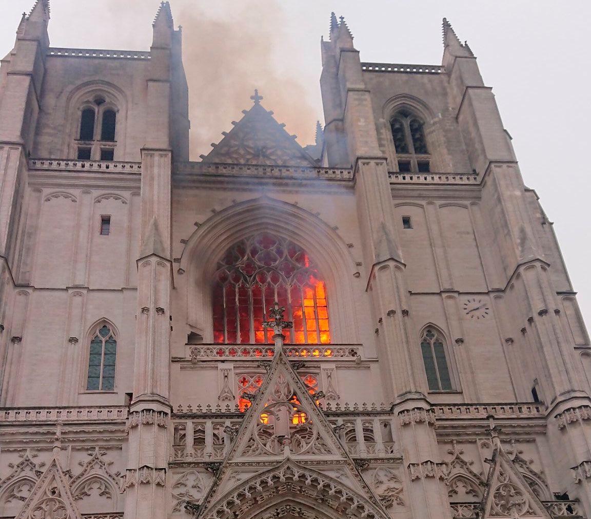 L’INCENDIO ALLA CATTEDRALE DI NANTES. DILAGA L’ODIO CONTRO I CRISTIANI, MA NESSUNO LO RICONOSCE E NESSUNO LI DIFENDE. ANZI…