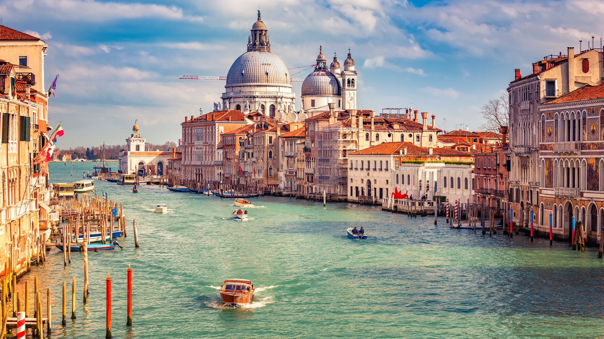 ARRIVA LA MAREA DEI TURISTI. MA COSA AMMIRANO DELL’ITALIA? COSA CERCANO? E NOI COSA SAPPIAMO DEL NOSTRO PAESE E DI NOI STESSI? CI ACCORGIAMO DELLA GRANDE BELLEZZA?