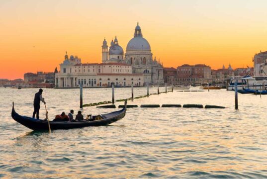 VIENI AVANTI CREMLINO? MEGLIO DI NO. E SOPRATTUTTO BASTA WOKE ALLA BIENNALE