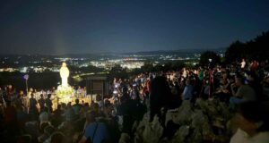 IL 25 GIUGNO DI MEDJUGORJE: LA REGINA DELLA PACE PRESENTE DA 45 ANNI. UNA VICENDA UNICA. GIOVANNI PAOLO II: “E’ LA SPERANZA DEL MONDO”. CRESCE L’ATTESA PER I DIECI SEGRETI