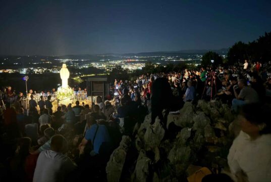 IL 25 GIUGNO DI MEDJUGORJE: LA REGINA DELLA PACE PRESENTE DA 45 ANNI. UNA VICENDA UNICA. GIOVANNI PAOLO II: “E’ LA SPERANZA DEL MONDO”. CRESCE L’ATTESA PER I DIECI SEGRETI
