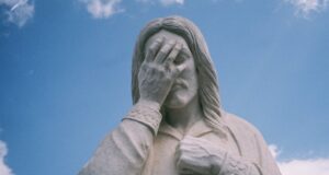 NO, LEONE XIV NON PARLAVA DI MIGRANTI COME HANNO SCRITTO CERTI GIORNALI. I DISASTRI DEL BERGOGLISMO E DELL’IDEOLOGIA A CUI IL CETO CLERICALE SI È SOTTOMESSO