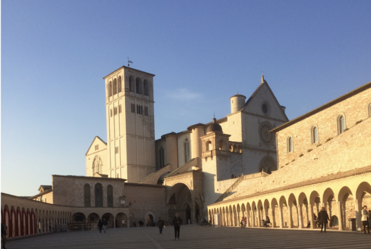 POVERO FRANCESCO! CI MANCAVA BENIGNI A FARNE UN LEADER DEL CAMPO LARGO, ECOLOGISTA, FEMMINISTA, ECUMENISTA E PROGRESSISTA. IL VERO SANTO DI ASSISI ERA TUTT’ALTRO: UN INTEGRALISTA CATTOLICO. OGGI SAREBBE ACCUSATO DI ESSERE DIVISIVO E TROPPO FONDAMENTALISTA